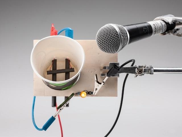 Ein selbst gebasteltr Lautsprecher aus einem Pappbecher