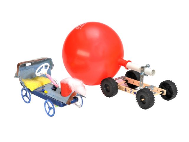 Selbst gebautes Modellauto, das mit einem aufgeblasenen Luftballon fährt.