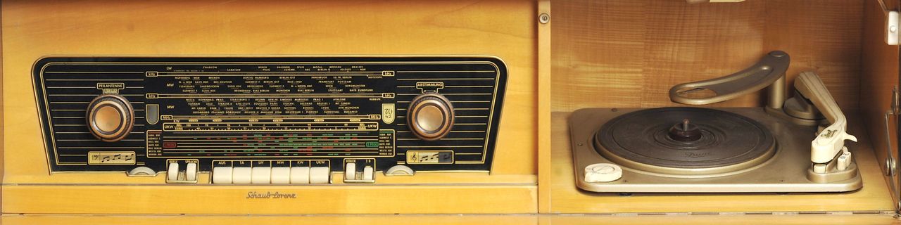 Foto eines Radio-Schallplatten-Schranks