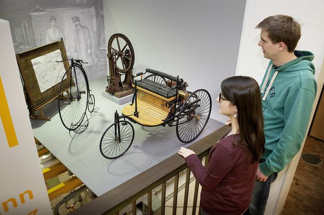 Besucher in der Automobilausstellung des Museums