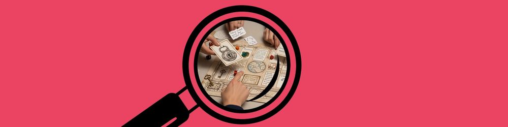Eine Lupe, in der zu sehen ist, wie ein Escape Game gespielt wird