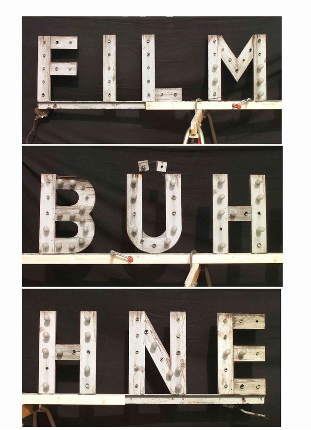 Leuchtbuchstaben, die den Schriftzug Filmbühne ergeben