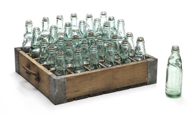 Glasflaschen in einer Holzkiste
