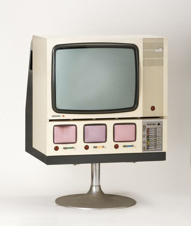 Fernseher mit einem großen und drei kleinen Bildschirmen