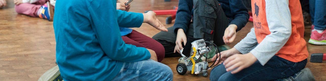 Foto von Kindern, die mit Legorobotern spielen
