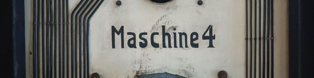 Aufschrift "Maschine 4" auf der Schalttafel der BBC-Leitwarte
