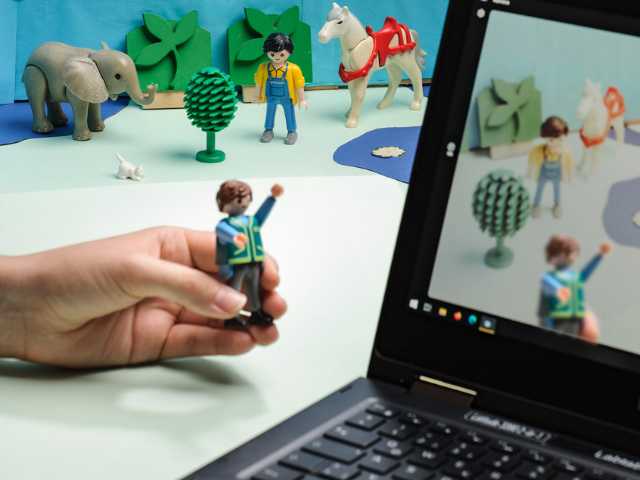 Stopp-Motion-Aufnahme mit Notebook und Playmobilfiguren