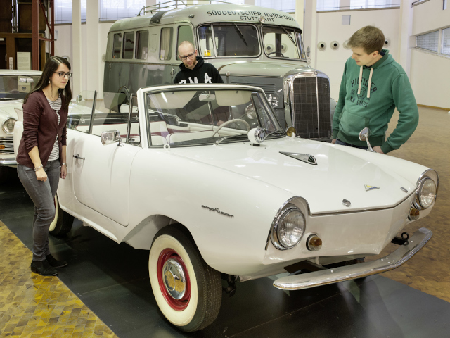 Foto von Besuchern in der Ausstellung zum Automobilbau