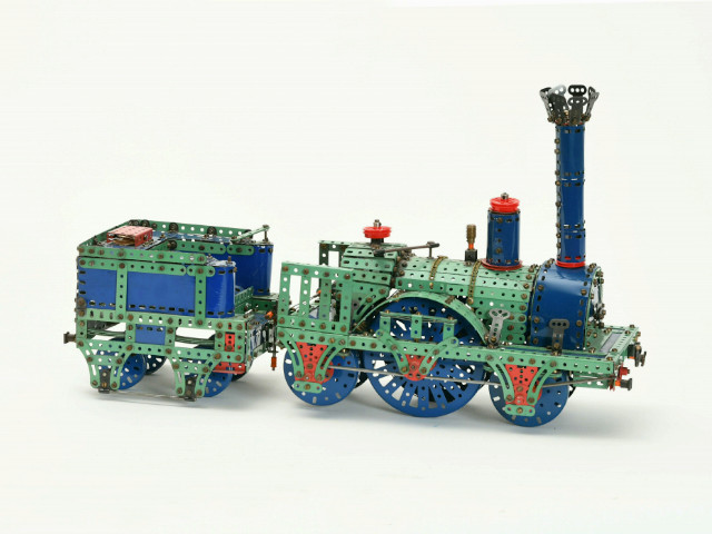 Kleine Eisenbahn aus einem Modellbaukasten