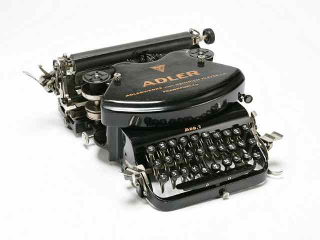 Schreibmaschine der Firma Adler