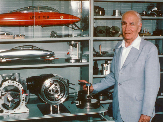 Foto des Erfinders Felix Wankel mit einigen seiner Erfindungen im Hintergrund