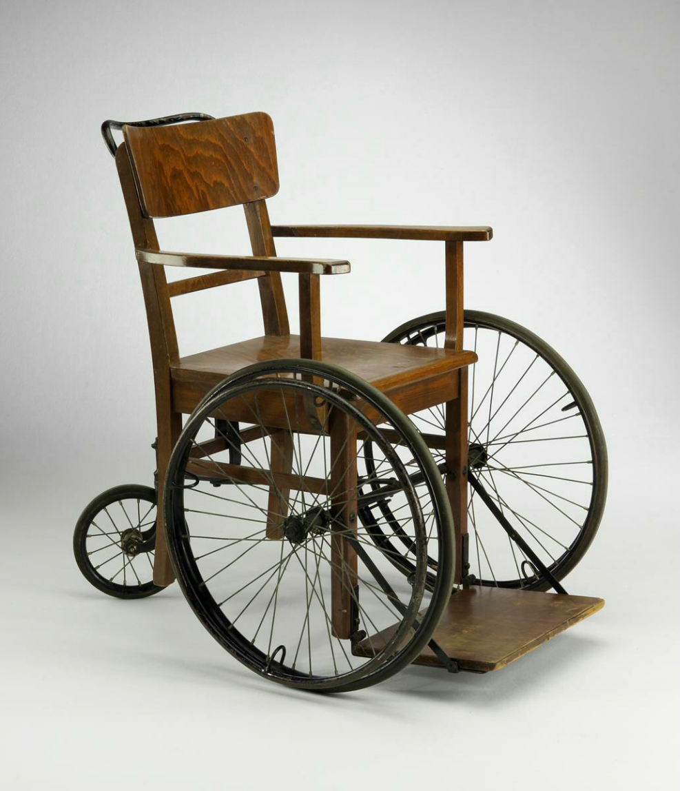 Foto eines alten Rollstuhls aus der Sammlung des Museums